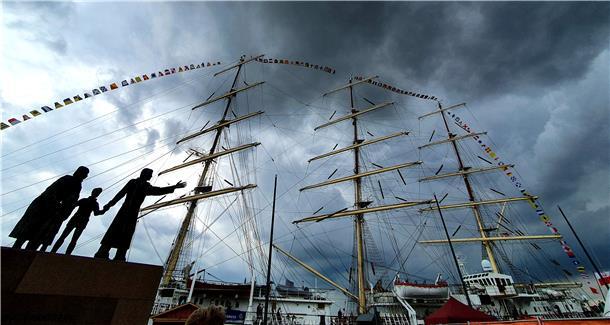So magisch fotografieren unsere Influencer die Maritimen Tage Bis über die Toppen beflaggt: Die "Dar Mlodziezy" am Auswandererdenkmal.