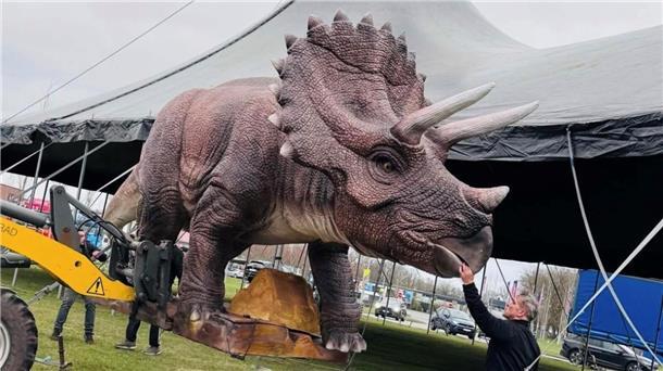 Dinosaurier-Ausstellung gastiert auf Wilhelm-Kaisen-Platz Eine Dinosaurier-Ausstellungsfigur