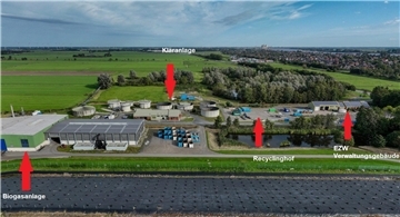 Im Vordergrund steht die Biogasanlage, der Recyclinghof, das Verwaltungsgebäude und die Kläranlage im Hintergrund. 