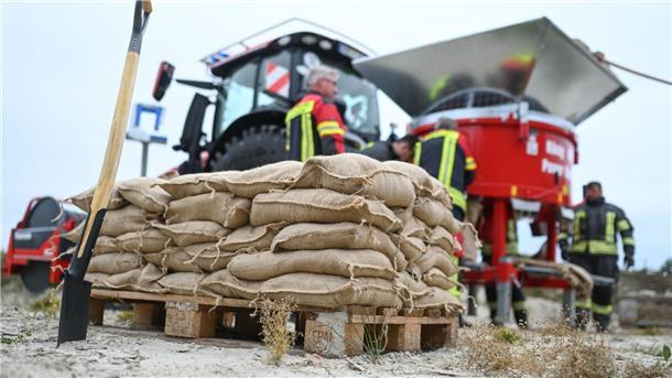 Spielerei oder Supergerät: Was kann ein Feuerwehr-Trecker? Bis zu 4.700 Sandsäcke können mithilfe einer Maschine an dem Trecker pro Stunde abgefüllt werden.
