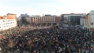 Bis zu 7000 Menschen demonstrieren in Bremerhaven gegen Fremdenhass.