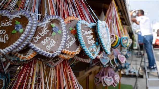 Oktoberfest-Wegweiser: Dirndl, Bio-Hendl und Bier-Preise Bis zum 3. Oktober werden an die sechs Millionen Gäste erwartet.