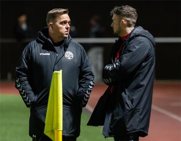 Bis zur Winterpause kümmern sich Adrian Timmermann (links) und Noah Krämer als Trainer um die U17 des VfL Sittensen. Dann wird es mit dem leistungsorientierten Jugendfußball im Verein vorbei sein.