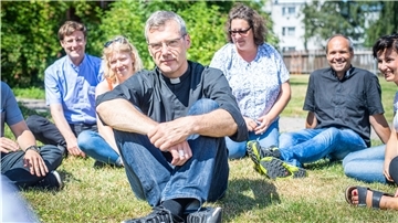 Bischof Dr. Heiner Wilmer (vorne) und Bremerhavens Leitender Pfarrer Marcus Scheiermann (rechts) im August 2019 im Pfarrgarten Hl. Herz Jesu Lehe. 