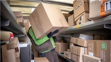 Bisher haben Verbraucher bei Online-Bestellungen keinen Überblick über den CO2-Ausstoß pro Paket. Künftig könnte sich das ändern.