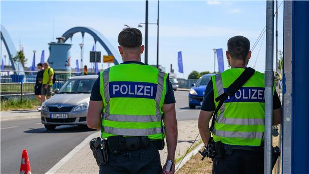 Bisher kontrolliert die Polizei auf deutscher Seite. Nun kommen Kontrollen auf polnischer Seite hinzu.