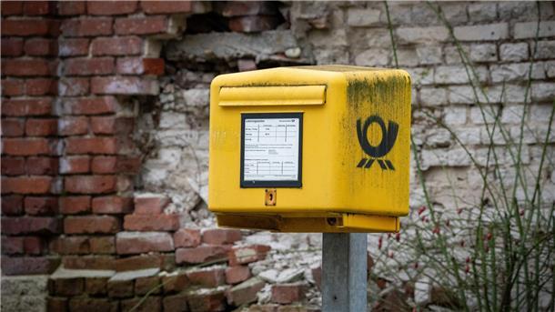 Postgesetz-Reform: Briefe werden wohl länger brauchen Bisher muss die Deutsche Post mindestens 80 Prozent der aufgegebenen Briefe am nächsten Werktag zustellen, am zweiten Werktag muss der Wert bei 95 Prozent liegen.