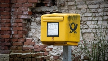 Bisher muss die Deutsche Post mindestens 80 Prozent der aufgegebenen Briefe am nächsten Werktag zustellen, am zweiten Werktag muss der Wert bei 95 Prozent liegen.