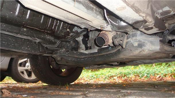 Katalysator gestohlen: Polizei sucht Zeugen Bisher unbekannte Täter haben von einem an der Blumenstraße in Lehe geparkten Wagen den Katalysator gestohlen.