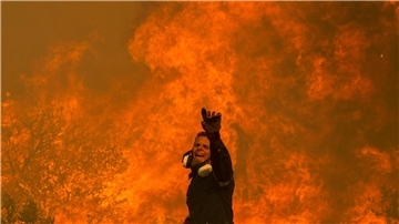Bislang gibt es in Griechenland rund 14.100 Feuerwehrleute. Auch Privatleute bereiten sich auf den Kampf gegen die Brände vor.