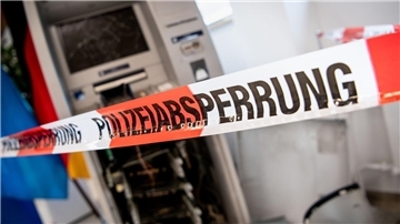 ARCHIV - Ein gesprengter Geldautomat hinter einem Flatterband mit der Aufschrift «Polizeiabsperrung». Foto: Matthias Balk/dpa/Symbolbild