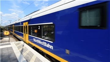 Bislang machen weder der Senat noch der Magistrat irgendwelche Anstalten, um das günstige Tagesticket zwischen Bremerhaven und Bremen auf den Weg zu bringen. Nun will die SPD-Stadtverordnetenfraktion Druck machen. Foto: Jaspersen/dpa