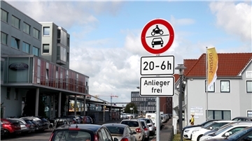 Bislang Teil der Rennstrecke der Autoposer, jetzt nur noch „Anlieger frei“: Herwigstraße  und Oststraße. 