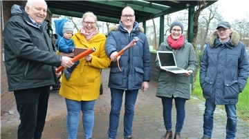 Bits und Bytes kommen ab sofort per Lichtwelle nach Elmlohe. Das Haus von Katharina und Sönke Mahlstedt (2. und 3. von links) in Elmlohe-Marschkamp ist das erste, das an die superschnelle Datenautobahn angeschlossen ist. Mit der Familie freuen sich der Projektleiter Deutsche Glasfaser Wilfried Stindt (links), Ortsbürgermeisterin Bente Bronsema und Projektleiter Heiko Ullrich von der Stadt Geestland.