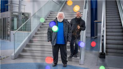 „Bitte eintreten, schlemmen und wohlfühlen - hier geht’s nach oben“: Gastronom Alex Vaiou (rechts) und Tafel-Chef Manfred Jabs freuen sich wie die Schneekönige auf das ganz besondere Festmahl für Bedürftige am 13. Dezember in der Bremerhavener Stadthalle. 