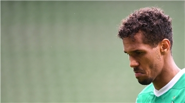 Bitter: Theodor Gebre Selassie verabschiedet sich mit dem Abstieg vom SV Werder Bremen.
