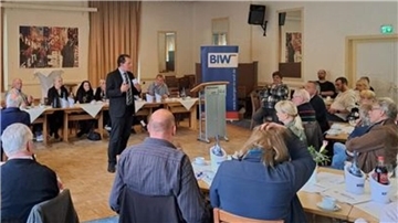 BiW-Vorsitzender Jan Timke beim Bürgerdialog im Haus am Blink. 