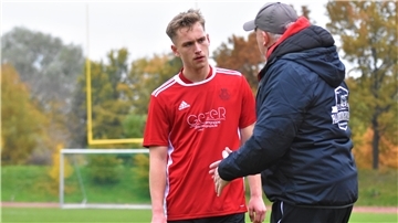Bjarne Kasper (links) freut sich auf das Pokalspiel gegen den Erstliga-Aufsteiger Schalke 04.
