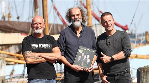 Drei Musiker stellen ihr Buch vor.