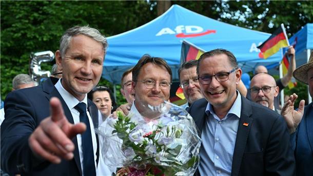 Experte: Wahlen im Osten könnten „Triumphzug“ der AfD werden Björn Höcke (l), Vorsitzender der AfD Thüringen und Tino Chrupalla, AfD-Bundesvorsitzender (r) gratulieren Robert Sesselmann.