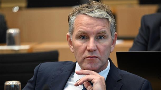 Höckes Immunität wegen Ermittlungen zu SA-Parole aufgehoben Björn Höcke soll im Dezember in Gera bei einer Versammlung den Spruch „Alles für Deutschland“ verwendet haben, die verbotene Losung der Sturmabteilung (SA), der paramilitärischen Kampforganisation der NSDAP.