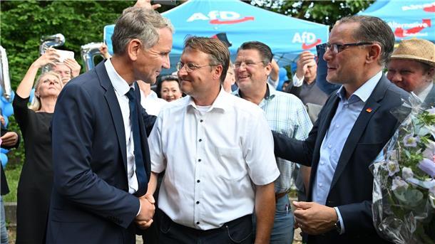 AfD erobert erstes Landratsamt - Präzedenzfall in Thüringen Björn Höcke, Vorsitzender der AfD Thüringen (l) und Tino Chrupalla, AfD-Bundesvorsitzender (r) gratulieren dem Wahlsieger Robert Sesselmann (AfD,M).