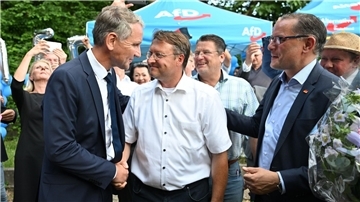 Björn Höcke, Vorsitzender der AfD Thüringen (l) und Tino Chrupalla, AfD-Bundesvorsitzender (r) gratulieren dem Wahlsieger Robert Sesselmann (AfD,M).