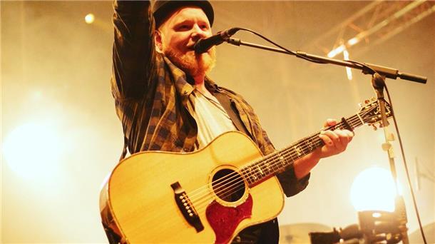 Musiker Björn Paulsen spielt im Februar in der Bauernstube Mann mit Gitarre