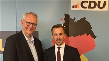 Björn Thümler, CDU-Landtagsabgeordneter und -Kreisvorsitzender (links) und der CDU-Bundestagskandidat Bastian Ernst kritisieren das Wahlprogramm der SPD.