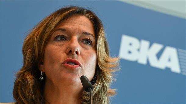 BKA-Vizepräsidentin Martina Link stellte im Bundeskriminalamt das „Bundeslagebild Cybercrime 2022“ vor.