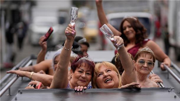 Bilder des Tages Blanca Guerrero, 67, links, und Gloria Sanabria, 67, rechts, fahren in einer Limousine zu einer Quinceanera-Feier für Frauen, die nie eine traditionelle 15. Geburtstagsparty feiern konnten.