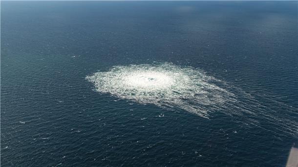 Blasen an der Wasseroberfläche: Dieses vom dänischen Verteidigungskommando verbreitete Foto zeigt das Nord-Stream-2-Gasleck in der Nähe der Insel Bornholm.
