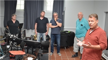 Blasorchester-Vereinsvorsitzender Wilfried Müchler (rechts) erläuterte den Mitgliedern des Gemeinderatsausschusses die Verbesserungen in der Hengsthalle. Dritter von rechts: musikalischer Leiter Peter Abbenseth.