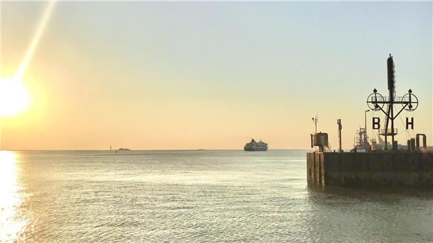 Blaue Stunde an der Waterkant: Am Bremerhavener Deich und an dessen Seebäderkaje versinkt der April-Tag unnachahmlich schön hinter den Horizont. Die Nordsee wird zur mattschimmernden Seide und dicke majestätische Pötte wirken in der Ferne Spielzeug-klein. 