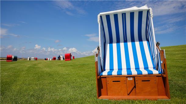 Was Butjadingens Tourismus-Chef für die anstehende Sommersaison erwartet Ein verlassener Strandkorb steht am Deich unter einem blauen Himmel. Die Sorge, dass in Butjadingen die Strandkörbe im Sommer leer bleiben, besteht nicht.