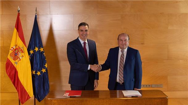 Spanien drohen trotz Regierungsabkommen turbulente Zeiten Bleibt aller Voraussicht nach Ministerpräsident: Pedro Sanchez (l.) - und Andoni Ortuzar, PNV-Präsident, im Unterhaus in Madrid.