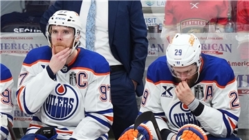 Bleibt bei den Oilers: Connor McDavid (97). Leon Draisaitl freut’s.
