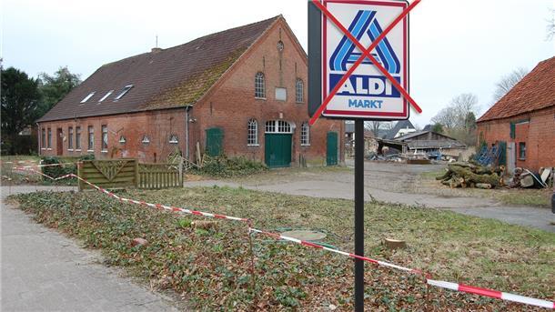 Bleibt es dabei? Auch nach der Schließung des letzten Lebensmittelladens in der Ortsmitte wollen die Politiker das Thema Aldi nicht wieder anfassen. Fotos Hansen/Rehder Montage Schnibbe