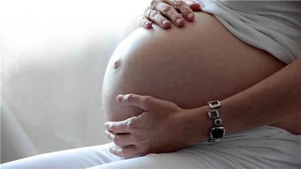 Hitzestress vergrößert Risiko von spontanen Frühgeburten Bleibt es mehrere Tage lang heiß, steigt das Risko vorzeitiger Wehen.