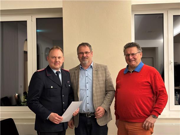 Bleibt weiterhin Ortsbrandmeister in Westertimke: Reiner Harms (links). Samtgemeindebürgermeister Oliver Moje und Günther Nase gratulieren.
