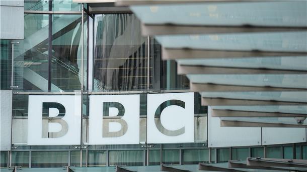 Ist das Banksys Stimme? Aufnahme von 2005 im Podcast Blick auf das BBC-Gebäude in London: Mit einem Podcast versucht der Sender, dem Street-Art-Künstler Banksy auf die Spur zu kommen.