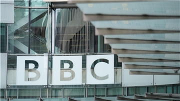 Blick auf das BBC-Gebäude in London: Mit einem Podcast versucht der Sender, dem Street-Art-Künstler Banksy auf die Spur zu kommen.