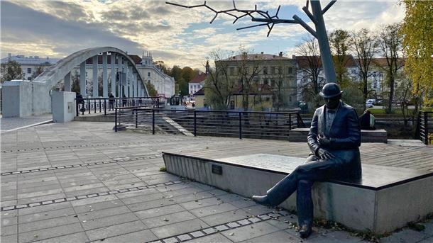 Blick auf das Denkmal für den estnischen Journalisten und Dichter Johann Voldemar Jannsen in Tartu.