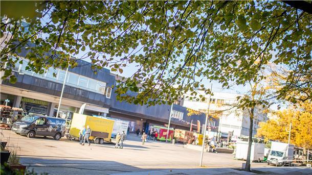 Ein paar Marktstände, das war es dann schon: Blick auf das Karstadt-Gebäude im Oktober 2021 Foto: Hartmann