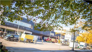 Ein paar Marktstände, das war es dann schon: Blick auf das Karstadt-Gebäude im Oktober 2021 Foto: Hartmann