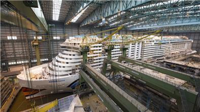 Blick auf das Kreuzfahrtschiff „Aida Nova“. Vor der Corona-Krise waren die Auftragsbücher in Papenburg prall gefüllt.