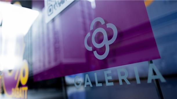 Blick auf das neue Logo des Warenhauskonzerns Galeria Karstadt Kaufhof.