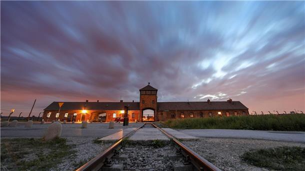 Polen: PiS sorgt mit Auschwitz-Video für Kritik Blick auf das Tor zum früheren Vernichtungsslager Auschwitz-Birkenau.