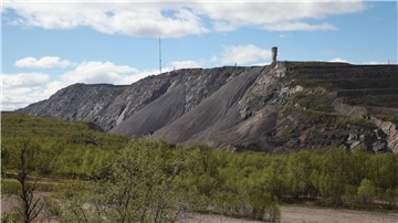 Blick auf das weltgrößte Eisenerzbergwerk Kiirunavaara im Norden Schwedens.