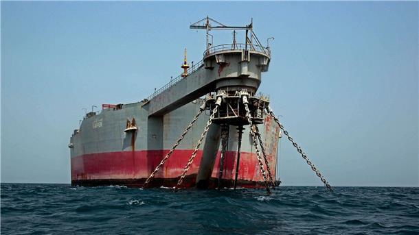 Blick auf den angeschlagenen Öltanker „FSO Safer“ im Roten Meer vor der Küste des von Rebellen gehaltenen Hafens Rass Issa.